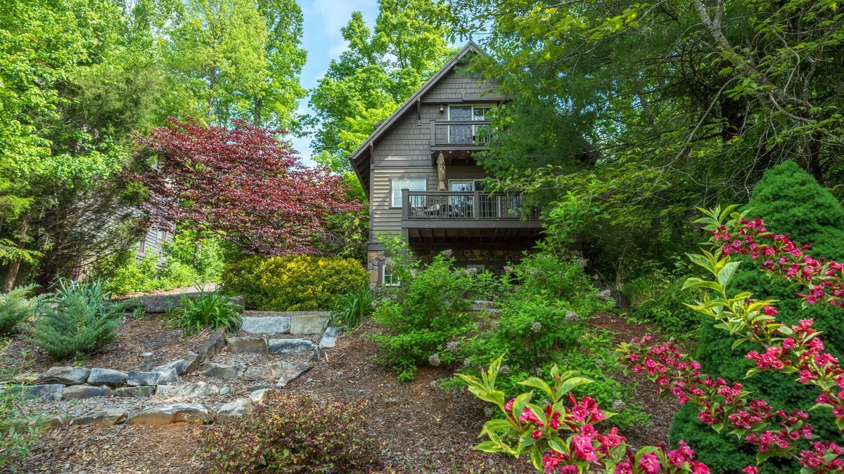 Cheshire House | Sparrow Cottage | Charming Arts & Crafts Cottage with Grill, Fire Pit & Mountaintop Views!