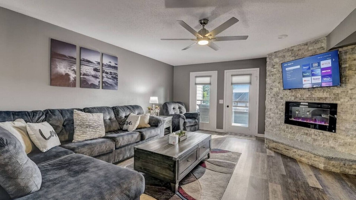 Lake Delton Condo | Sparrow's Nest - Stay at the lake, walk to Noah's Ark!