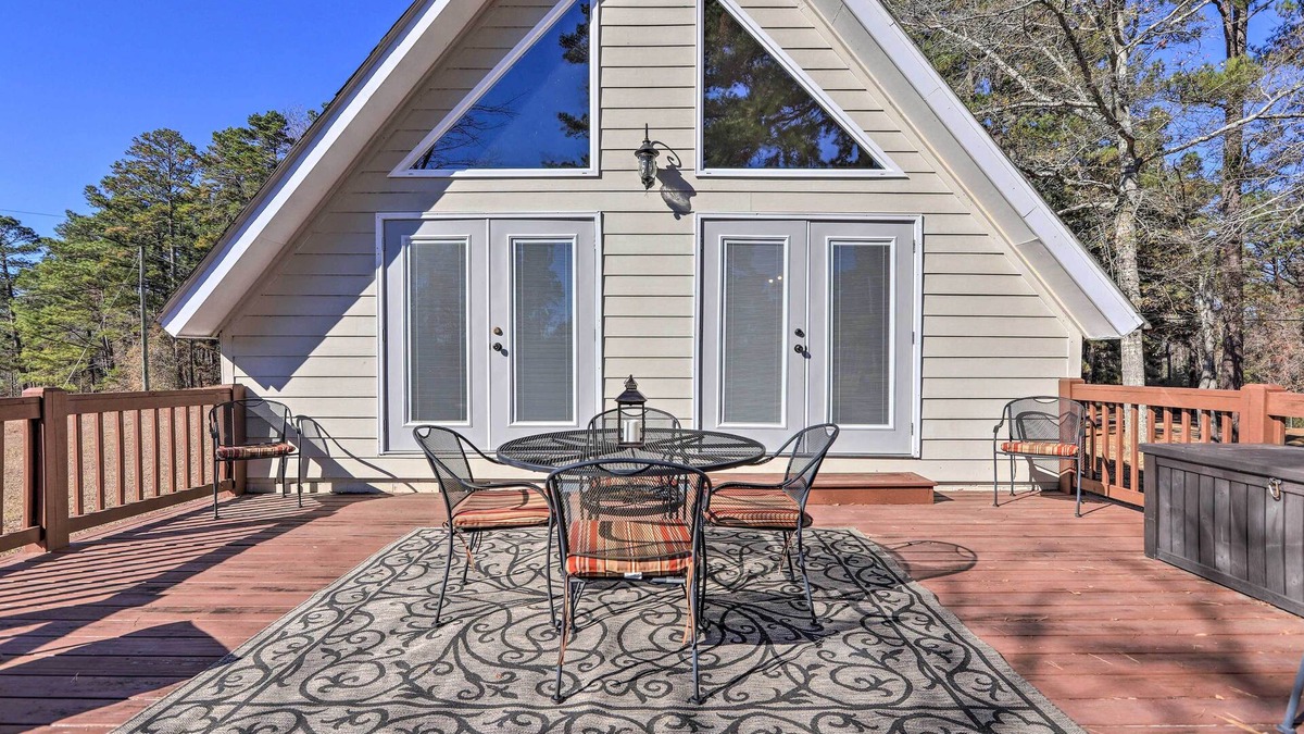 Milledgeville Cabin | Sparta Lake Home w/Deck & Boating Access!