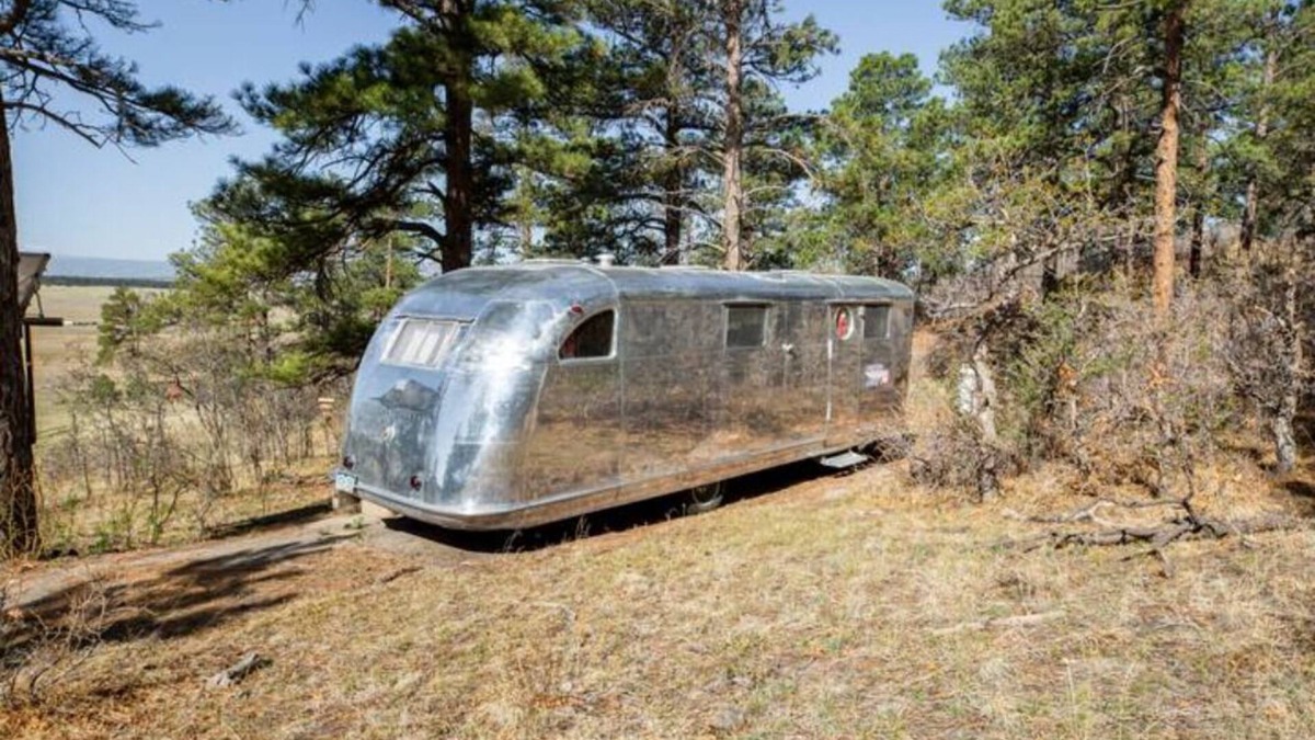 Larkspur House | Spartan Manor 1947 Off Grid and under the stars