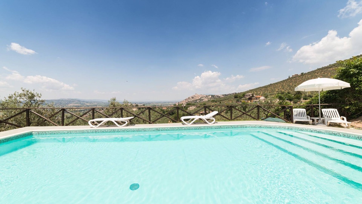 Bovara House | Spaziosa Casa con Piscina a 20 Minuti di Auto dal Centro Storico di Assisi