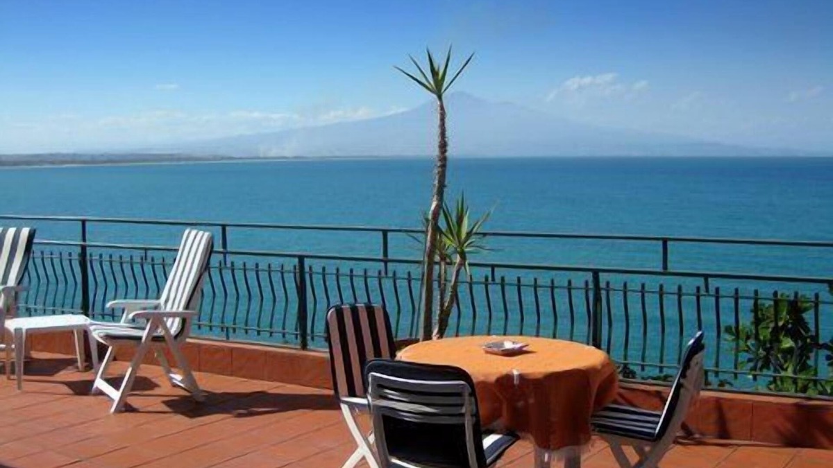 Costa Saracena-Castelluccio Villa | spectacular location directly above the sea, incredible view of the sea, Etna .