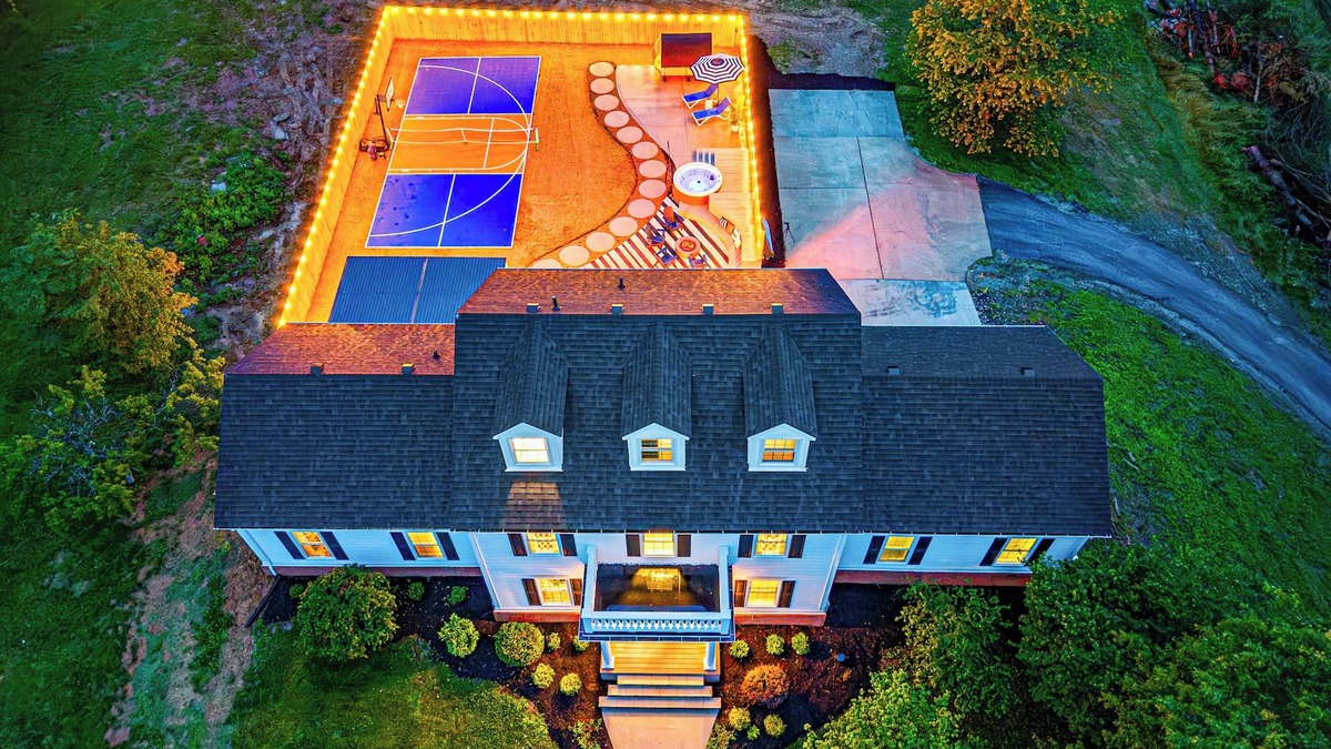 Shelbyville House | Speakeasy, Hot Tub, Theater, Pickle Ball, Sleeps 20