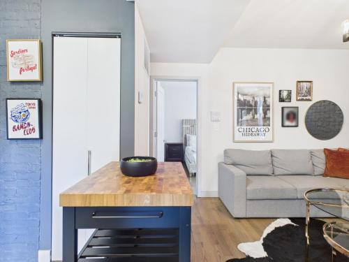 Ukrainian Village Apartment | Speakeasy Serenity Retreat