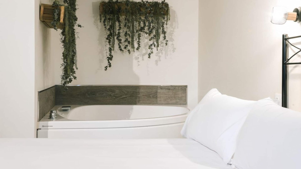 Villaverde de Pontones Apartment | Special studio for couples with double whirlpool tub and balcony.