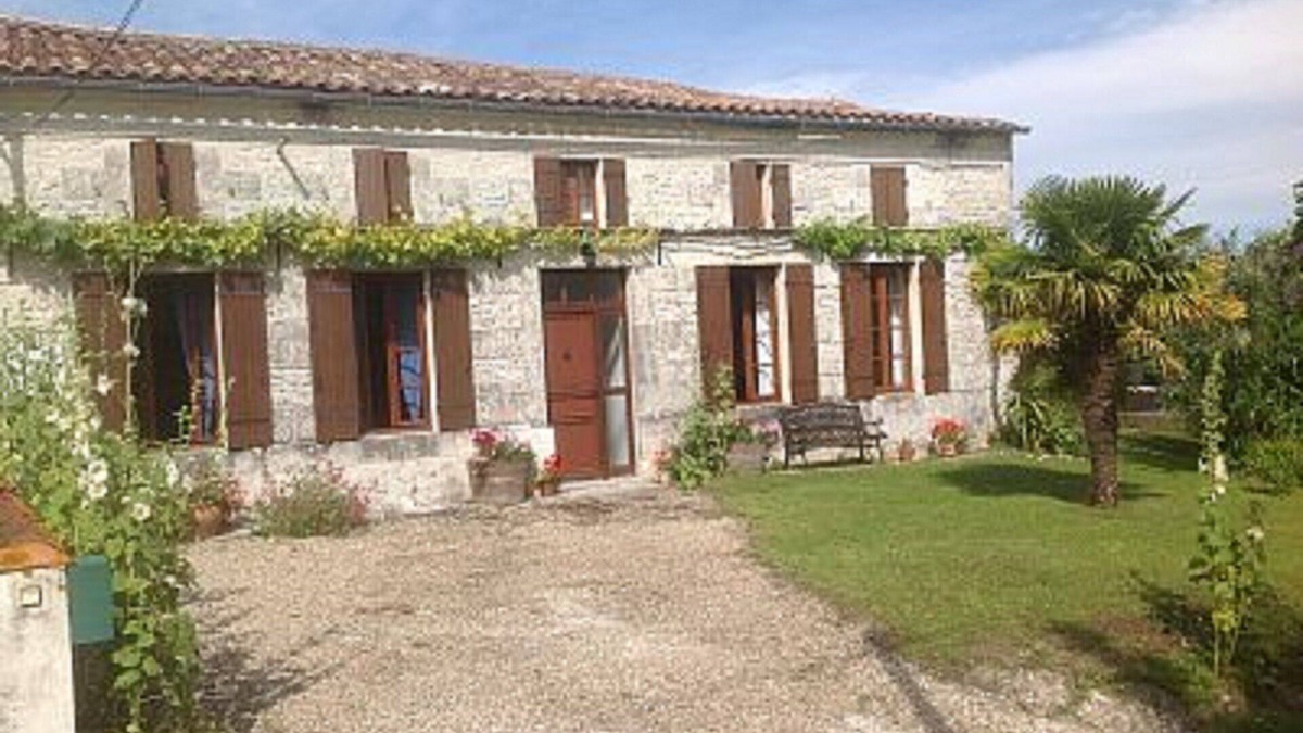 Saint-Fort-sur-Gironde House | Special Offer! Beautiful hill top House with Private Heated Pool, Stunning Views
