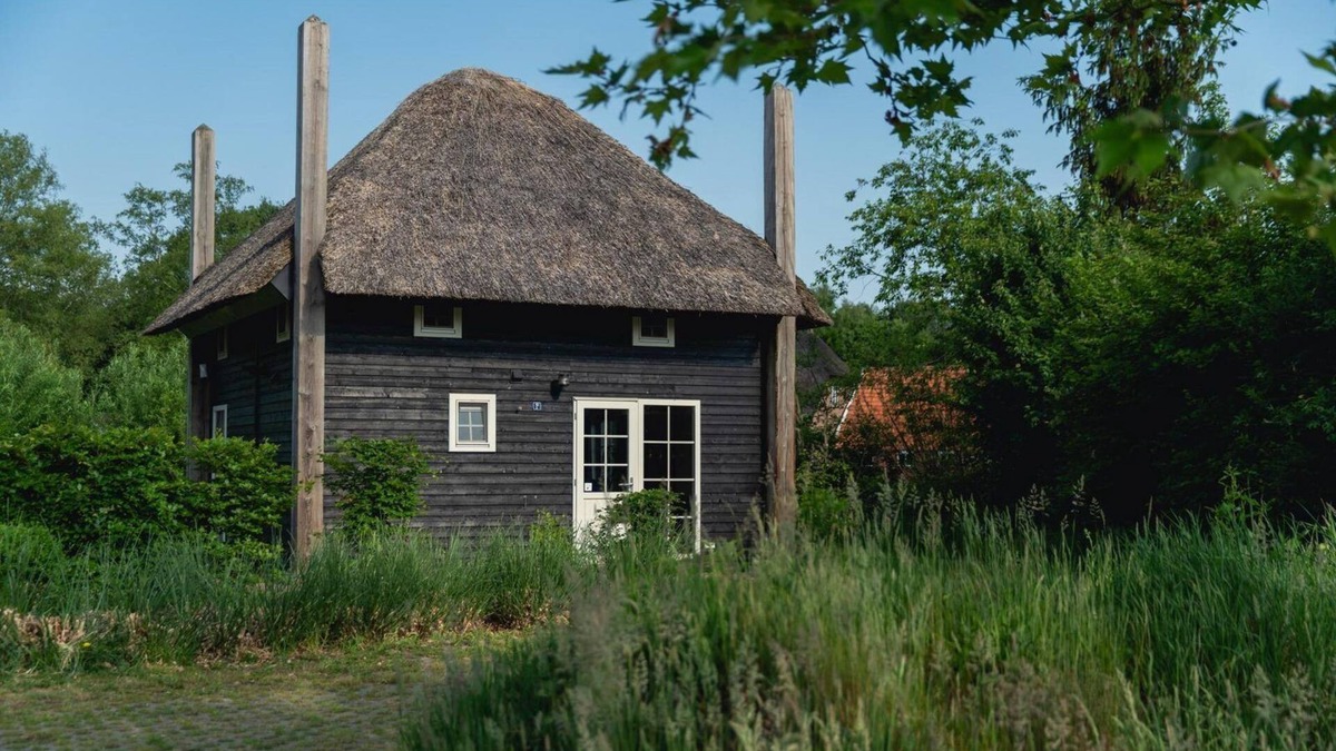 Notter Cabin | Special overnight stay in a Twente Hooiberg with private sauna and hot tub.