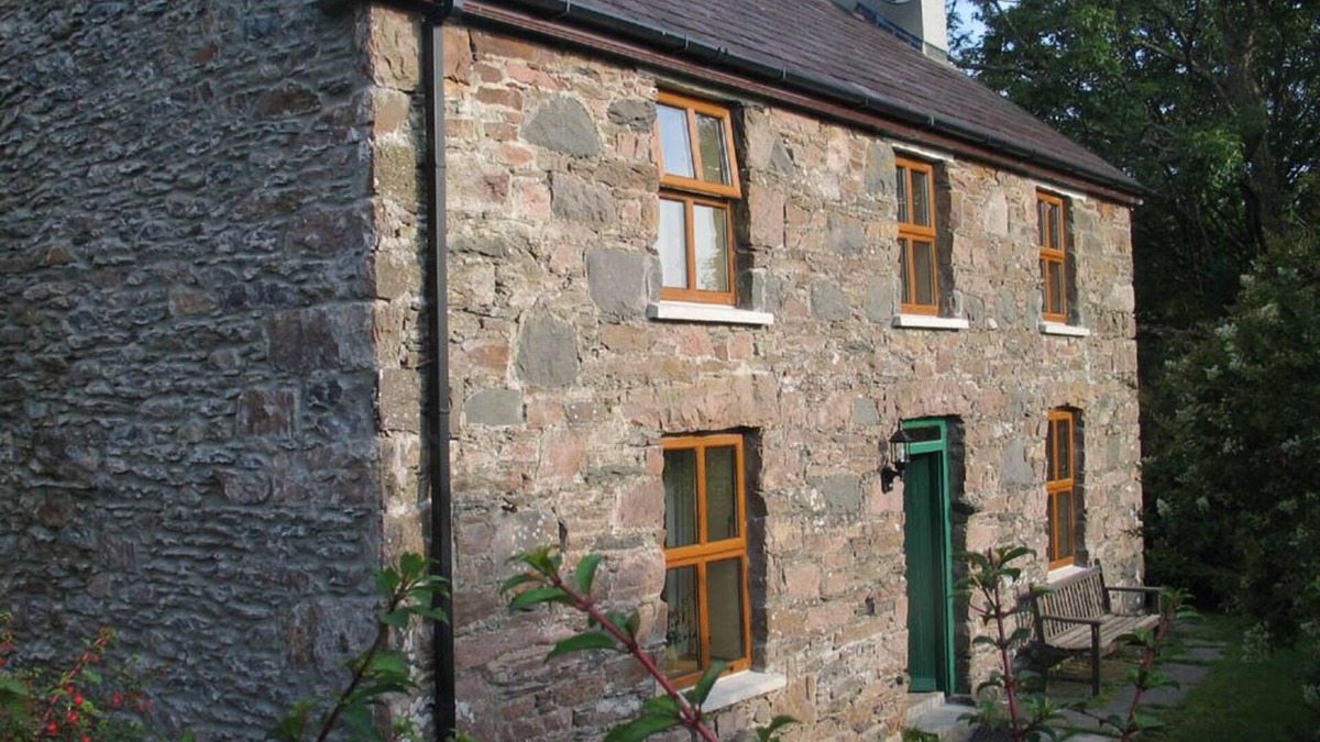 Cloghane Cottage | SPECIAL WEEKLY DISCOUNTS! Traditional stone cottage in beautiful West Kerry