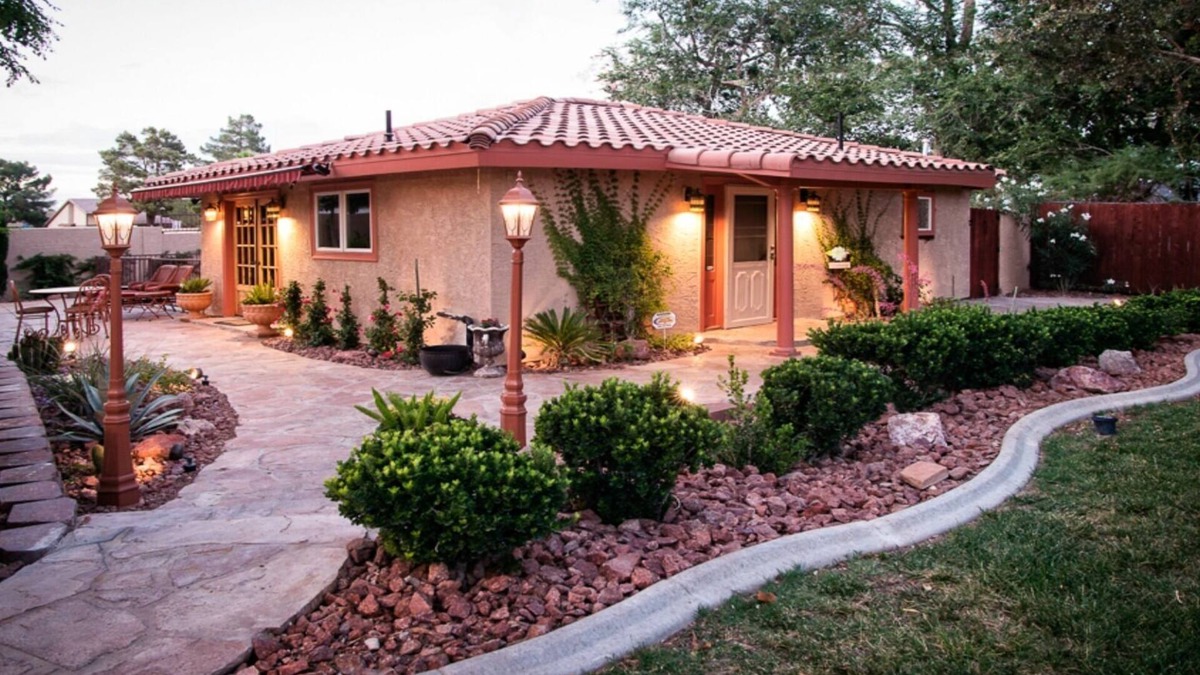 Royal Crest Rancheros House | Specializing in Long -Term Las Vegas Lush, Tropical Garden Guesthouse w/Pool