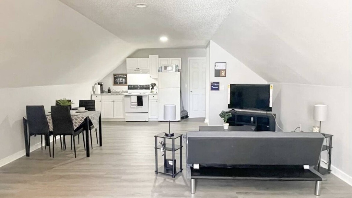 Florence Apartment | Specious 1 bedroom apartment w/free wifi & parking
