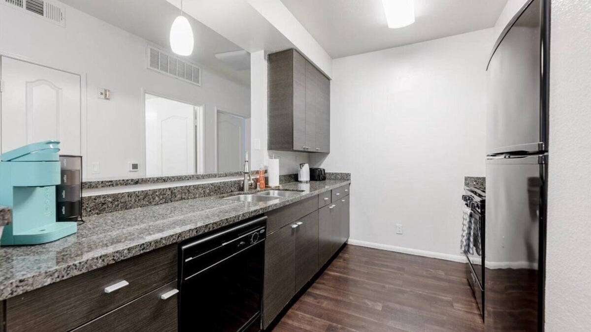 Marina del Rey Apartment | Specious 2 bdr in MDR with Balcony,Free Parking