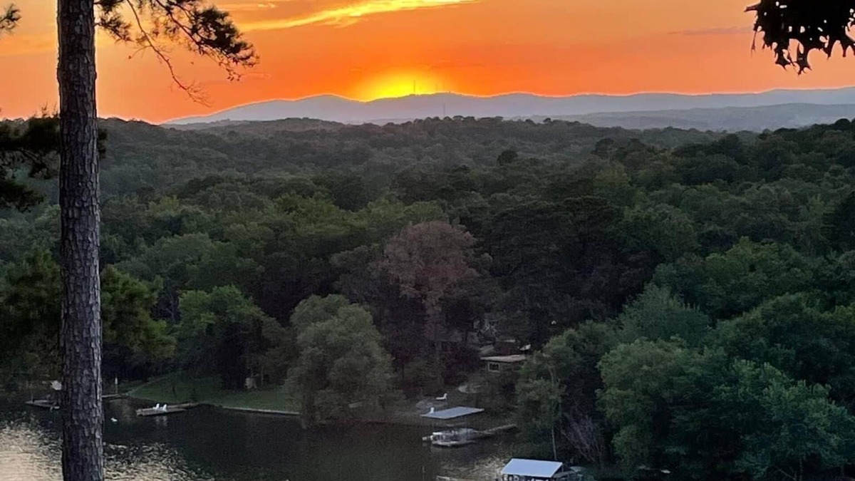 Jones Mills Condo | Spectacular mountain & Lake Catherine view w/sunsets. All rooms updated in 2023!
