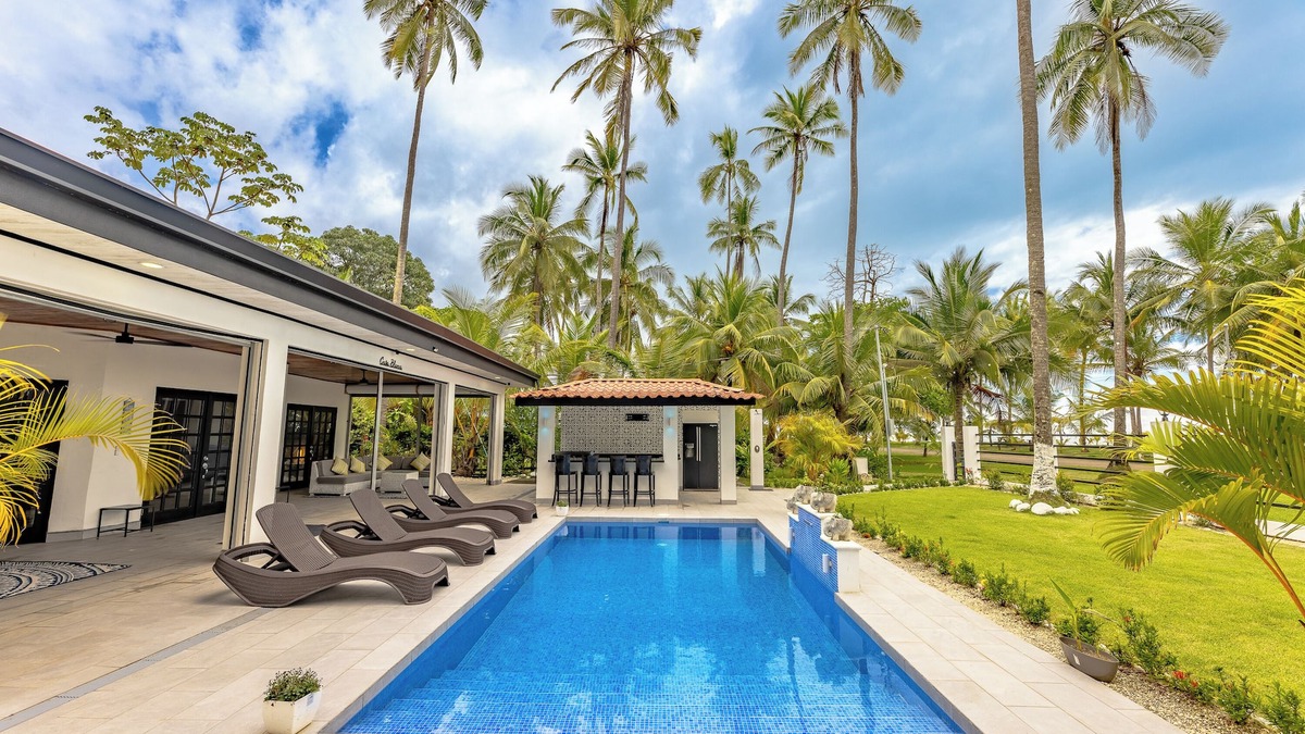 Parrita House | Spectacular Beachfront home with Private Pool - Secluded beach