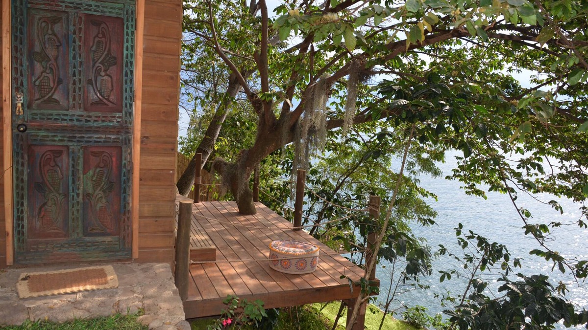 Pasajcap House | Spectacular Lakefront Cabin with luxury outdoor shower