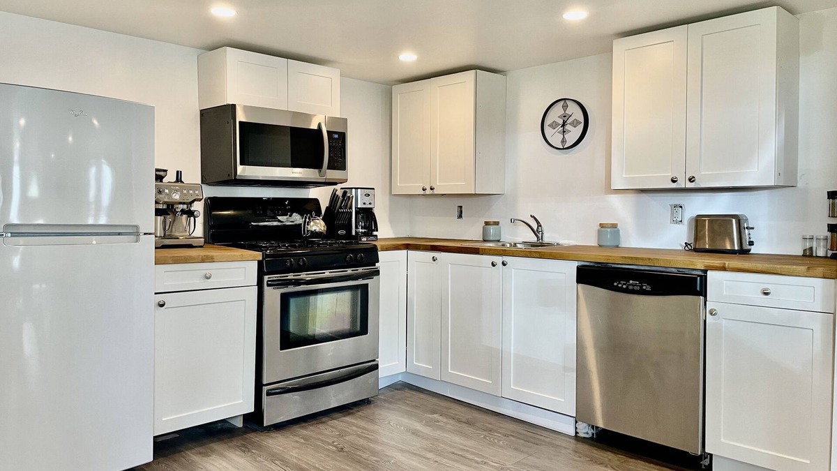 Fairfield Apartment | Spectacular 2-bedroom suite, steps to the Ocean, Park & Village!