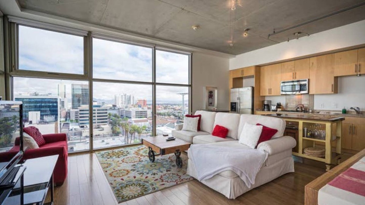Downtown Las Vegas Condo | Spectacular 270 degree view- Clean and full of amenities