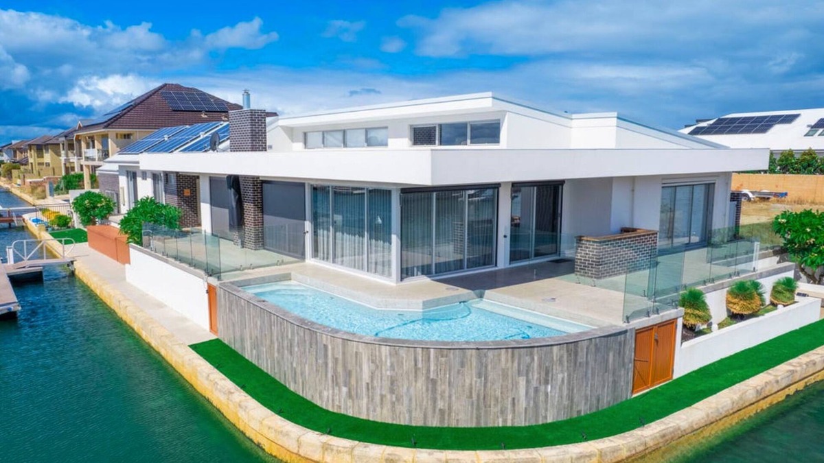 Dudley Park Villa | Spectacular 270° views of canal, private pool & jetty, king bed & an office!