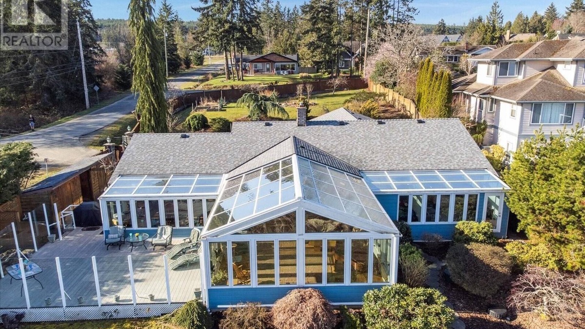 Regional District of Nanaimo House | Spectacular Amazing Blue Dolphin Walk-on Waterfront Summer 2025 Availability