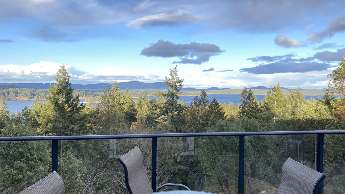Salt Spring Island House | Spectacular 180° Ocean & Island Views – Your All-Season Escape!