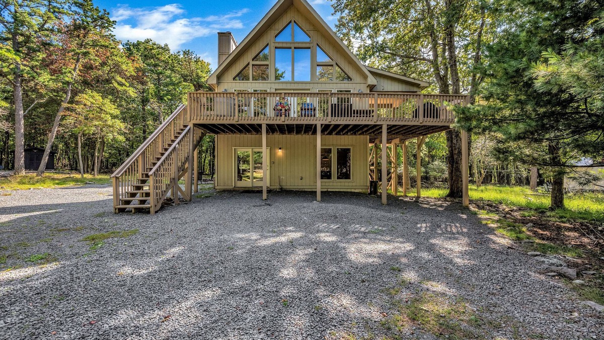 Lake Harmony Estates House | Spectacular Chalet, Hot Tub ,Pool Table, Foosball Table, Fire Pit, Near Slopes