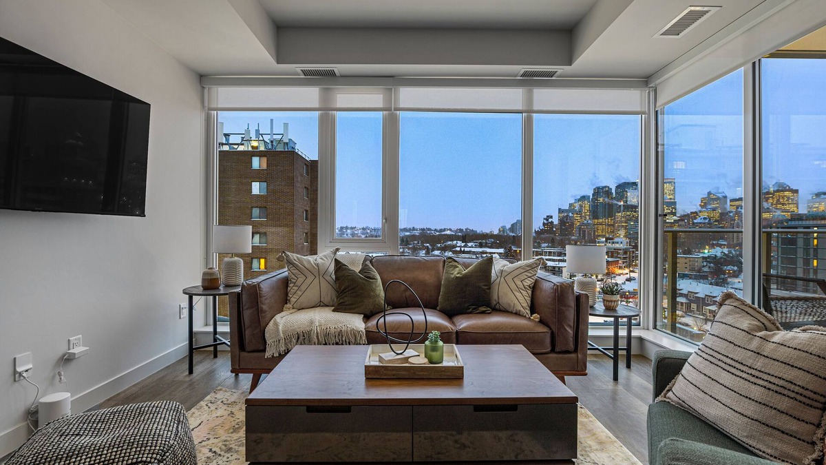 Hillhurst Condo | Spectacular Downtown Views w/Prkg & Cable