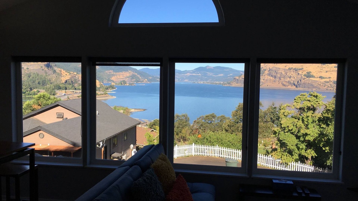 Mosier House | Spectacular Gorge views! Bright and Comfortable Pet-friendly Retreat