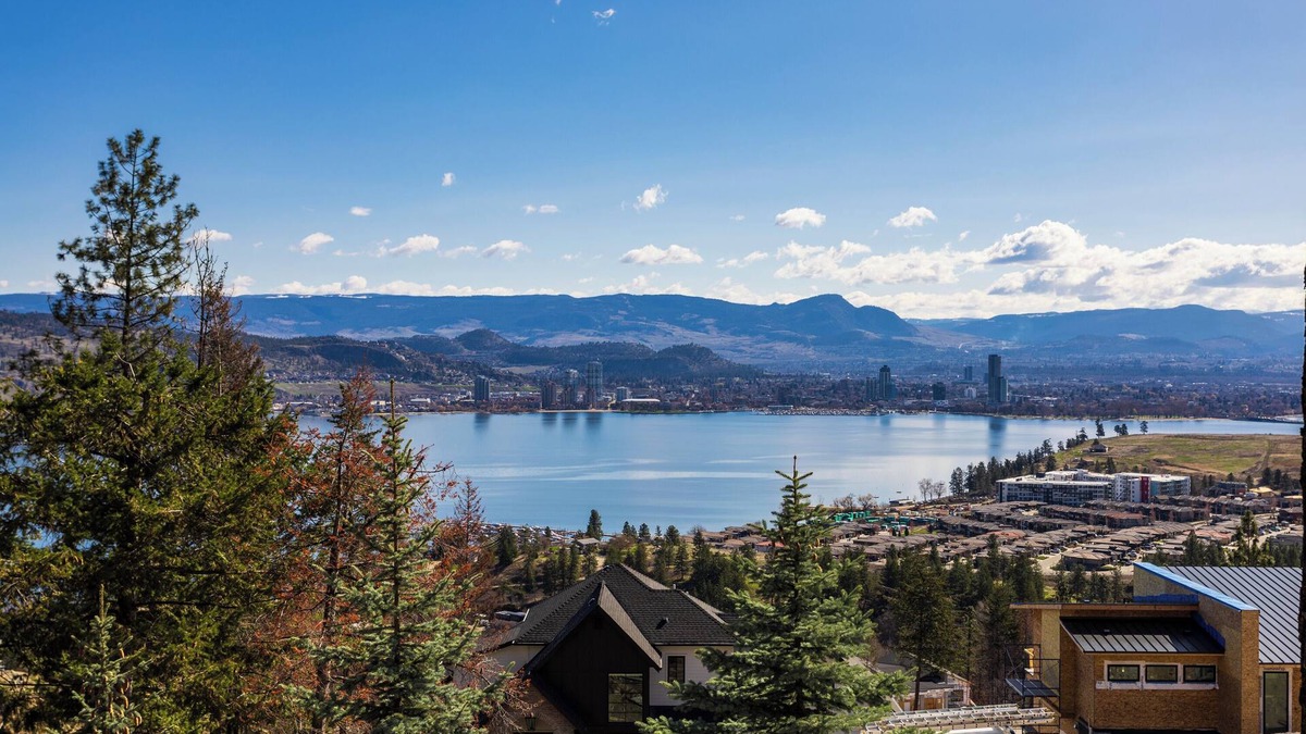 West Kelowna Estates Bed & Breakfast | Spectacular Lake & Mountain Views, near Wineries, minutes to downtown Kelowna!
