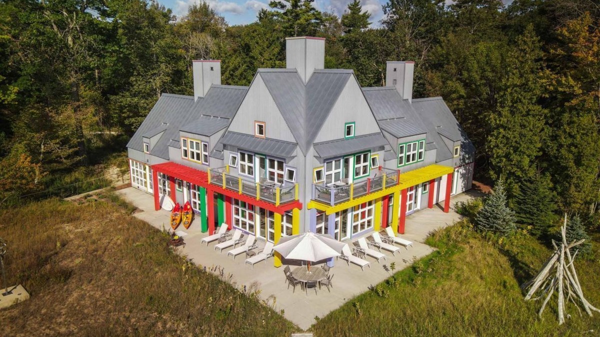 Oostburg House | Spectacular Lake Michigan house just steps to the water