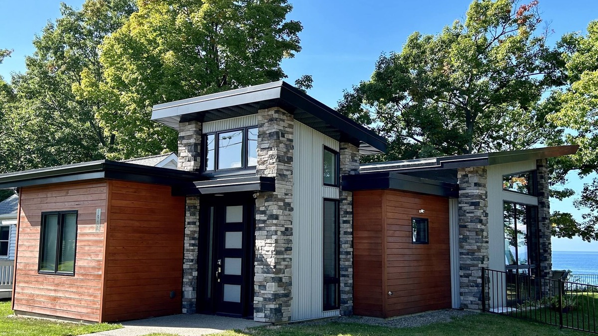 Silver Creek Cottage | Spectacular Lakehouse on water. Family friendly-lots of room. Close to Beaches!