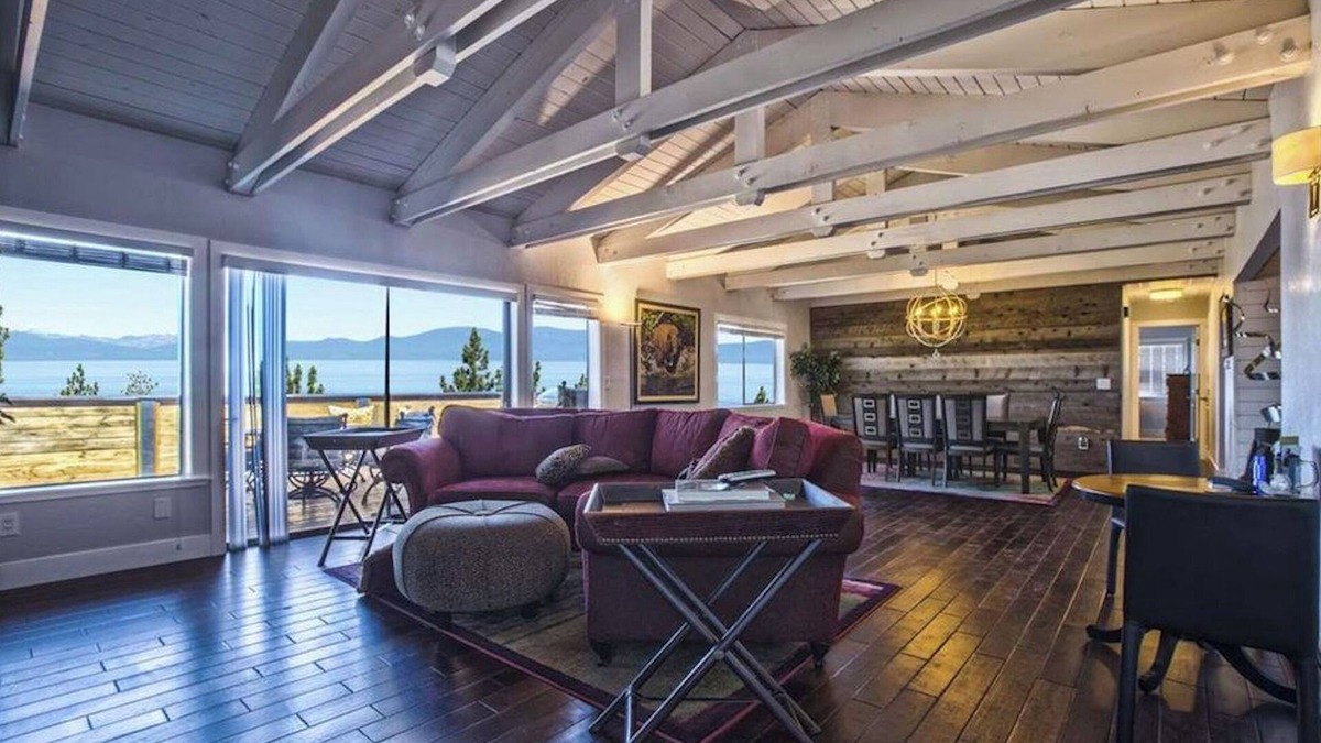 Lincoln Park House | Spectacular Lakeview 6-Bedroom Retreat