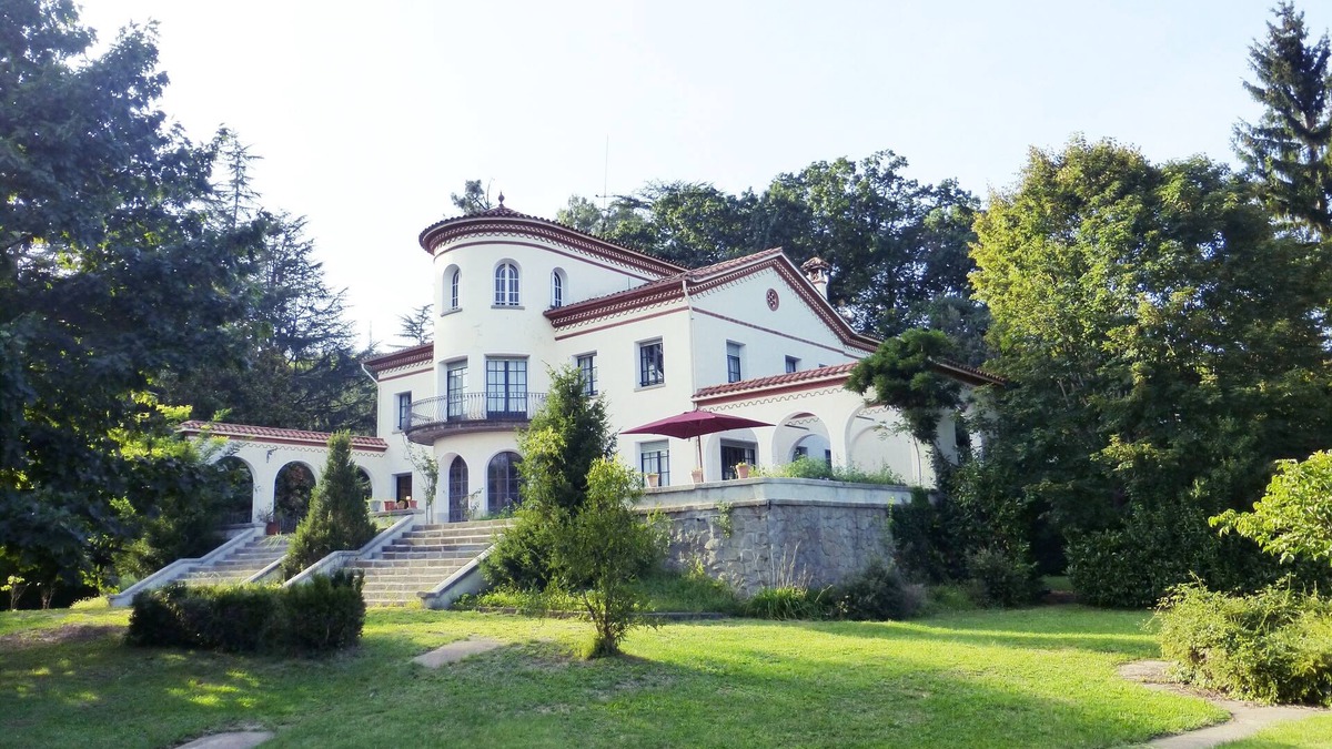 Olot Villa | Spectacular landscaped "Chateau" type house in the center of Olot