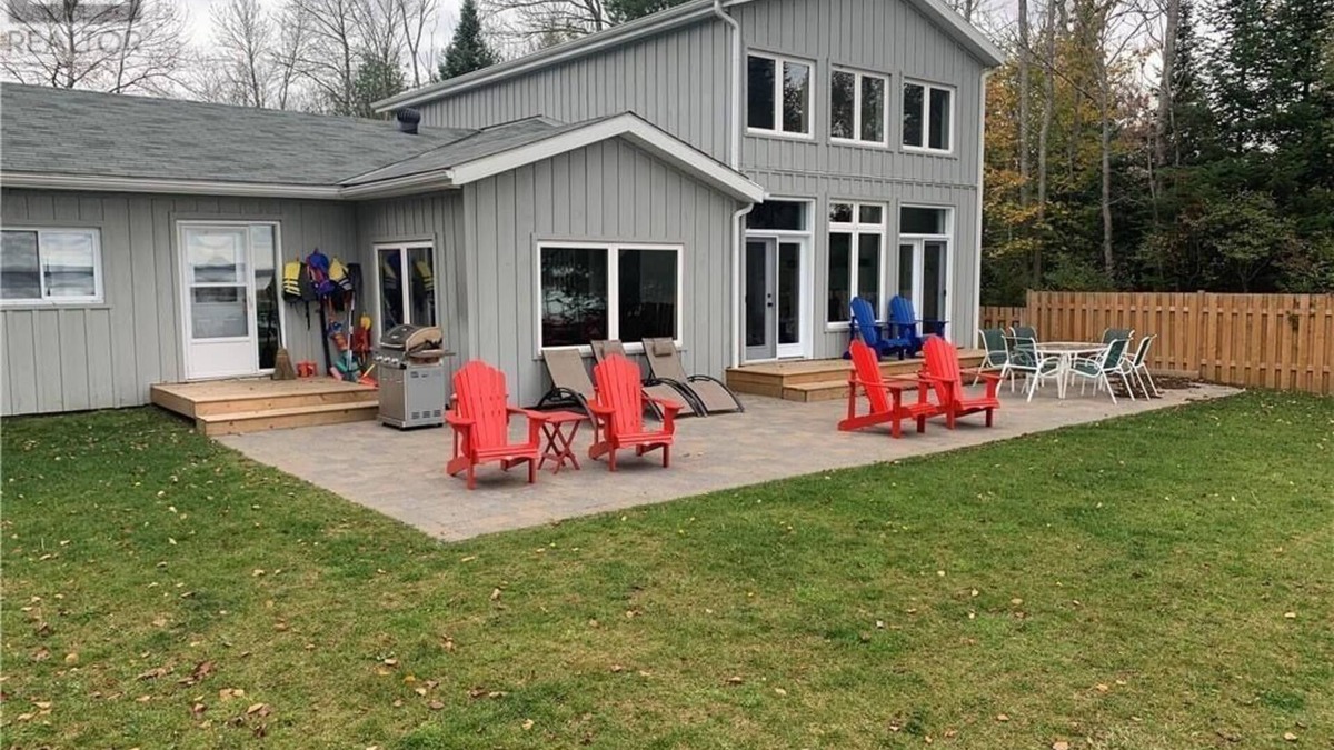 Strong House | Spectacular Large Luxury Cottage on Private Waterfront