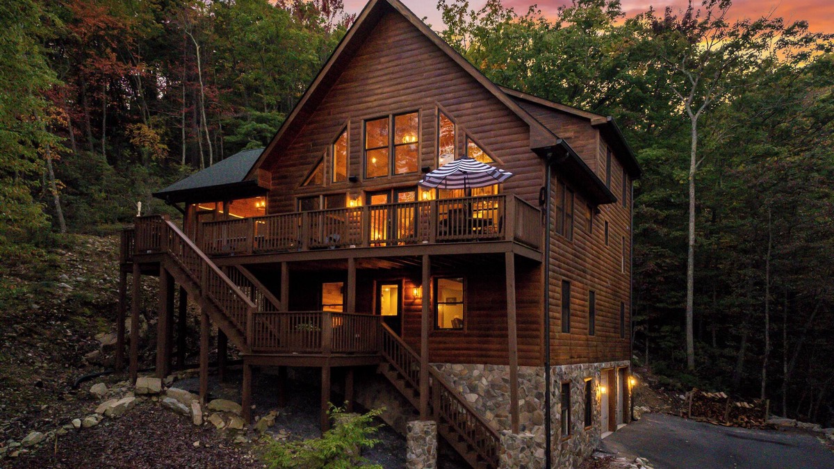 McGaheysville Cabin | Spectacular Log Cabin Mtn Views Hot Tub Pool Table Theater Room Spa/Sauna