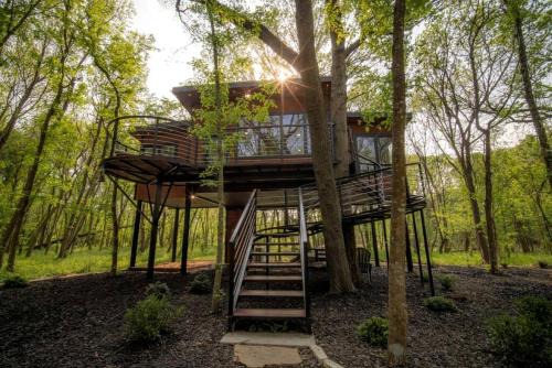 Cotton Gin House | Spectacular Luxurious Tree House with Jacuzzi and Fire Pit in Texas