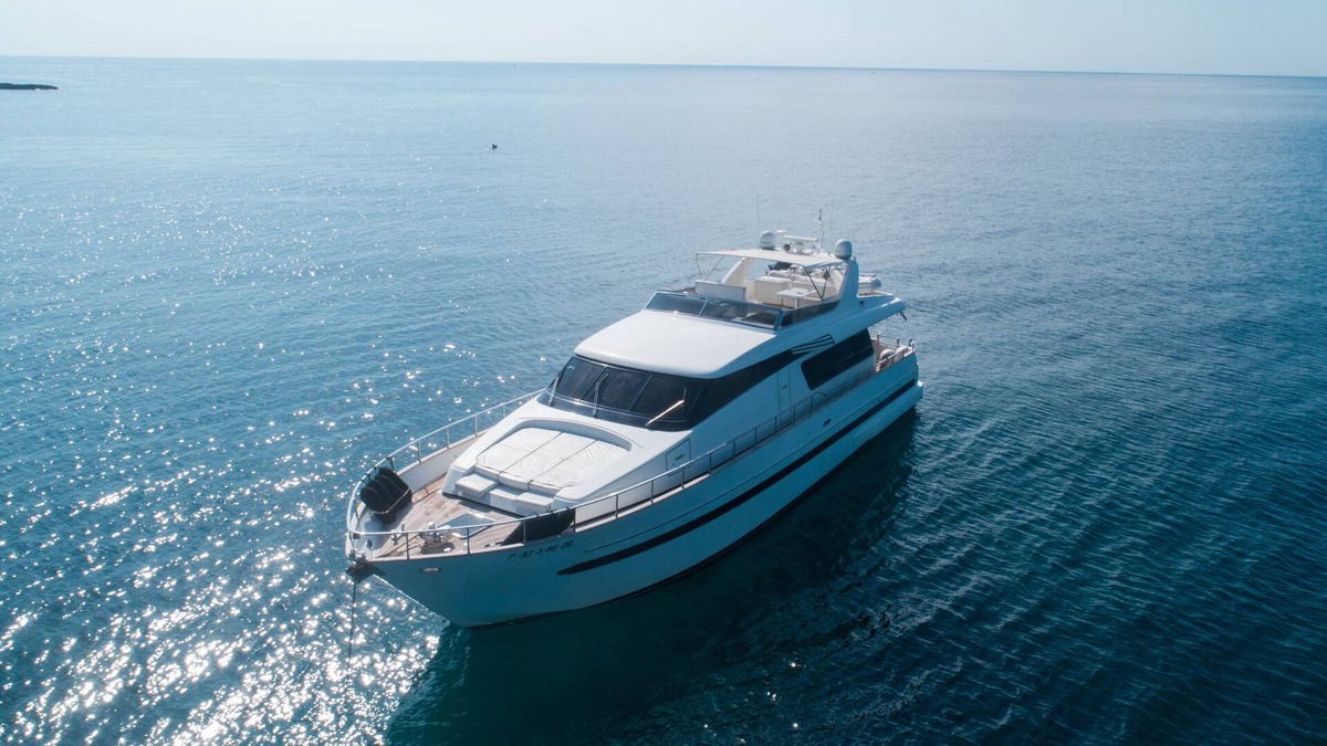 Ensanche Diputacion Boat Rental | Spectacular Luxury Yacht center Alicante