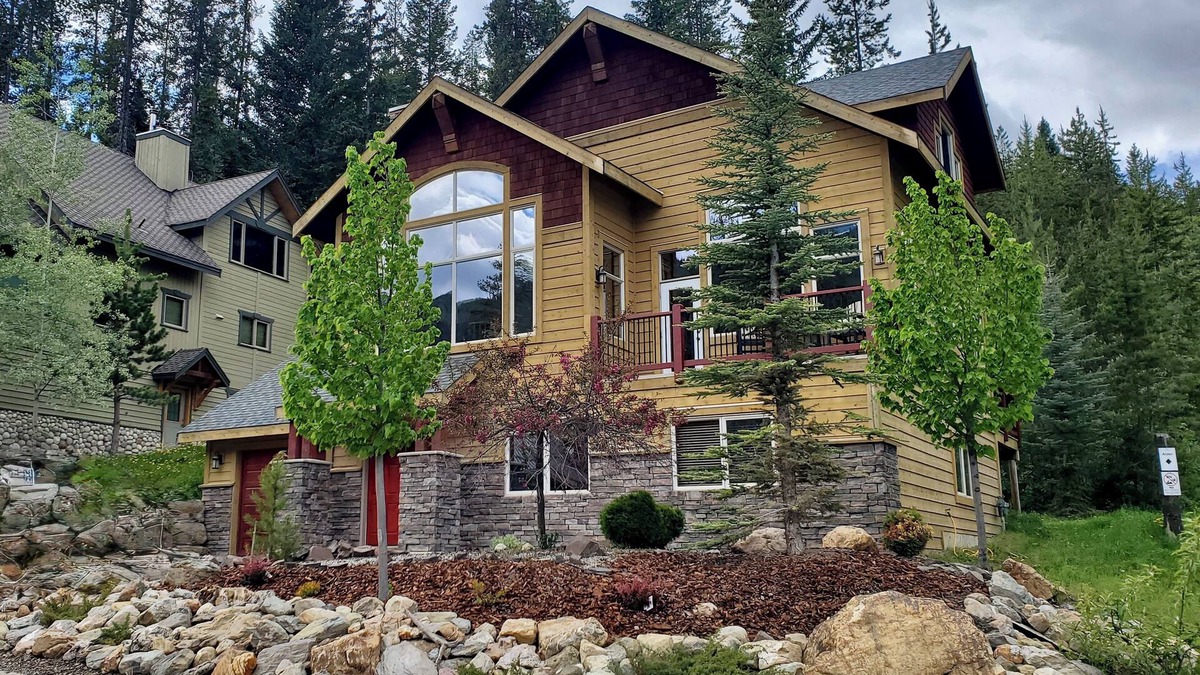 East Kootenay House | Spectacular mountain home!
