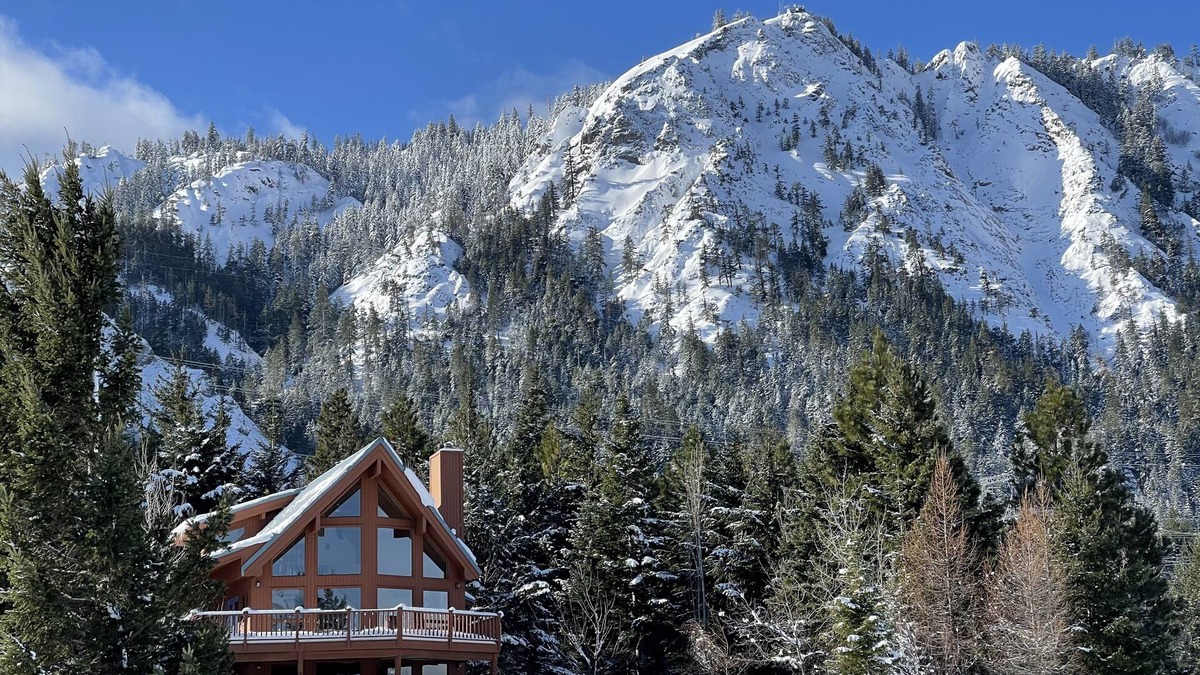 Cle Elum House | Spectacular mountain views, home and garden with private hot tub and sauna