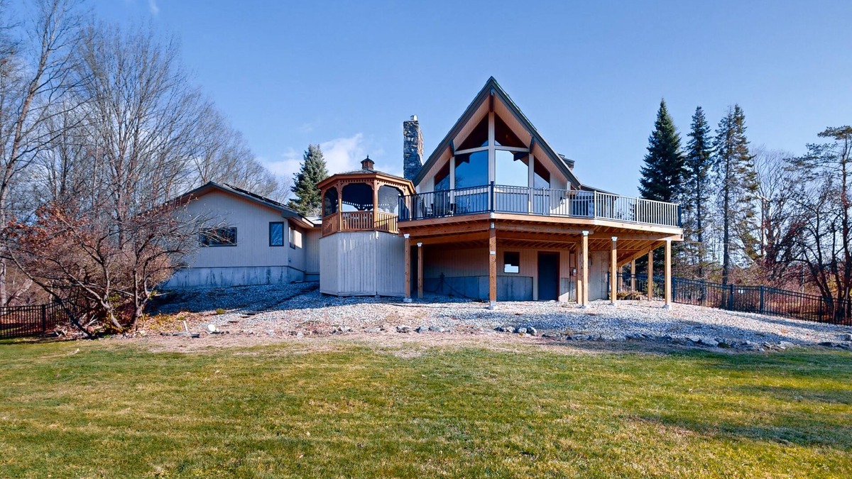 Franklin House | Spectacular mountain view home: dog friendly, large deck & game room