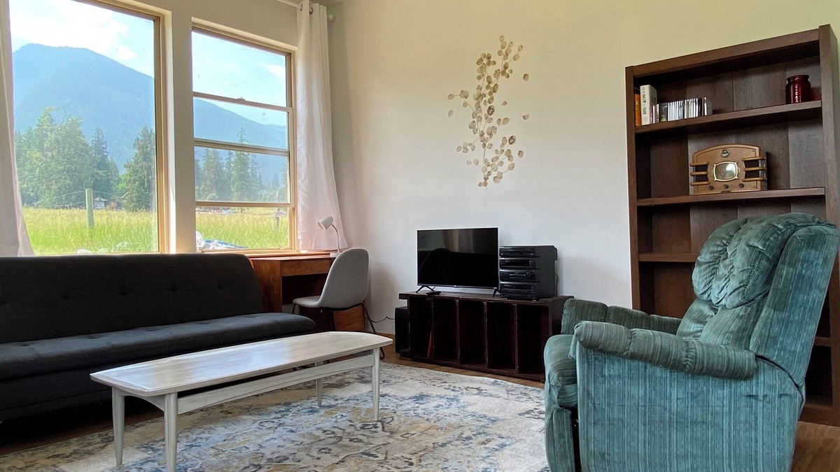 Proctor Cabin | Spectacular Mountain View Cabin by Kootenay Lake