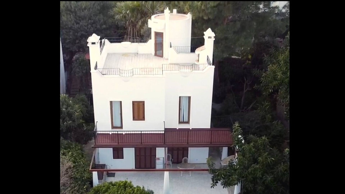 Torba Villa | Spectacular ocean views, lush gardens, and steps to the ocean!