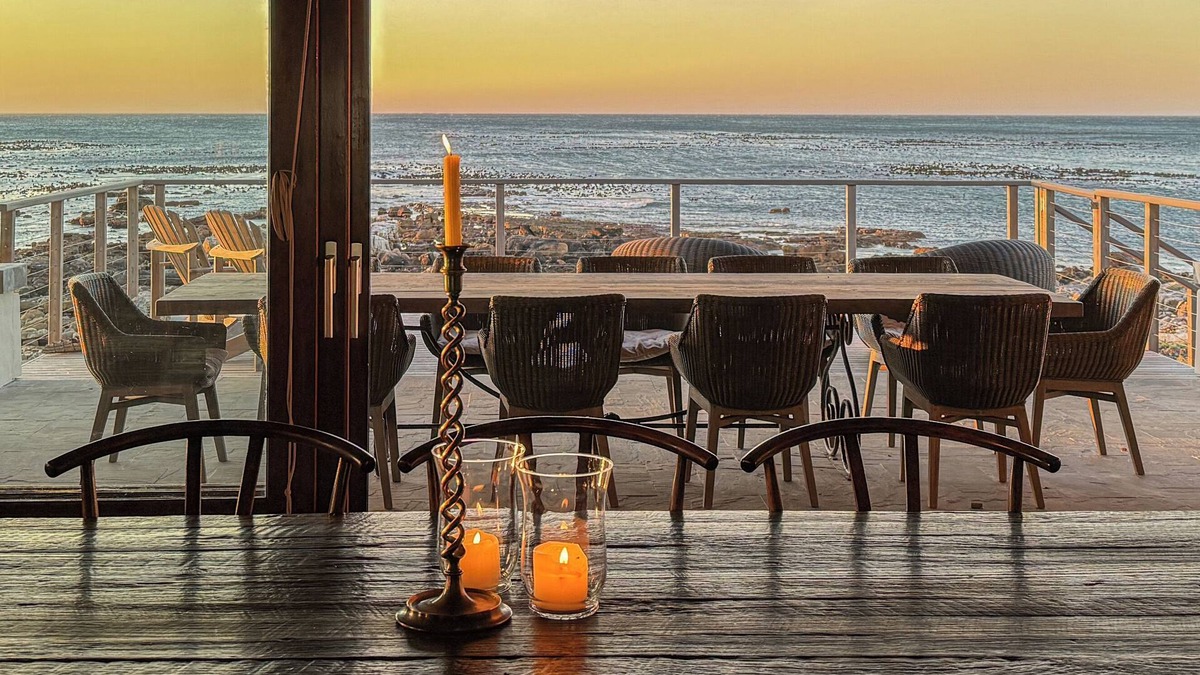 Kommetjie Villa | Spectacular OnTheBeach 5 bedrooms and 2 extra bedrooms separate Cottage