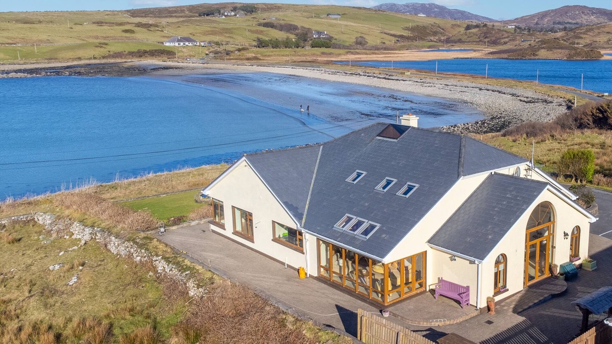 Cleggan House | Spectacular Setting Overlooking Beach