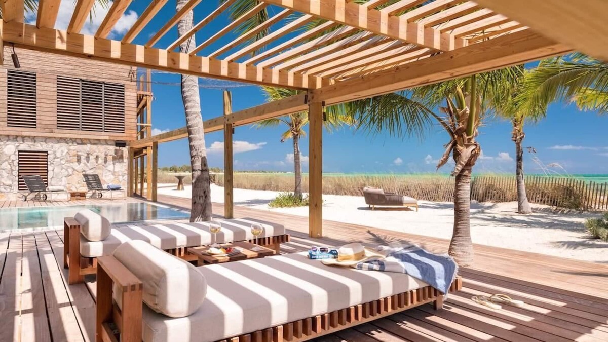 Providenciales Villa | Spectacular spacious 8 bedroom family home