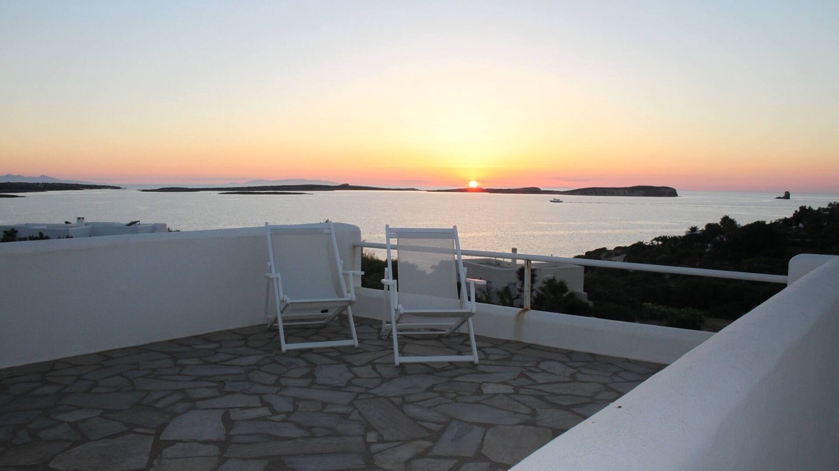 Nea Cryssi Akti House | spectacular sunset cycladic villa