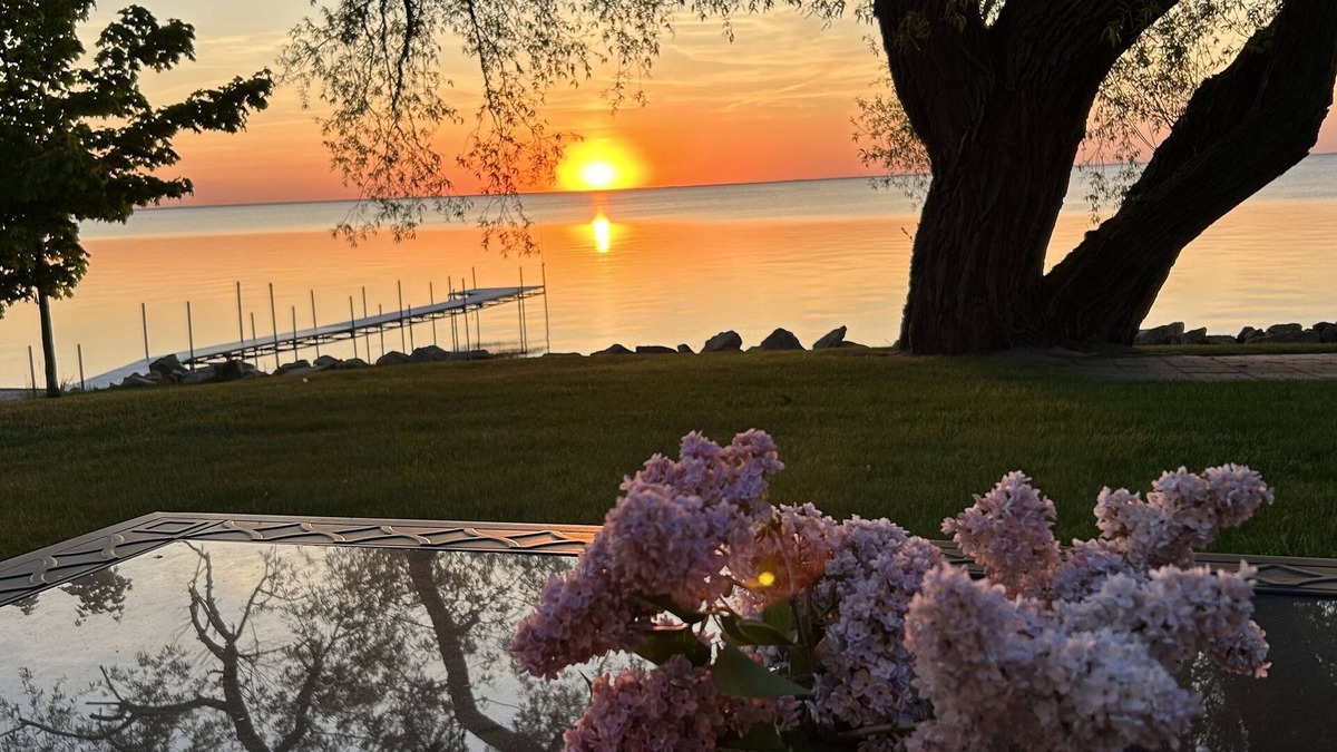 Luxemburg House | Spectacular sunsets and walleye fishing