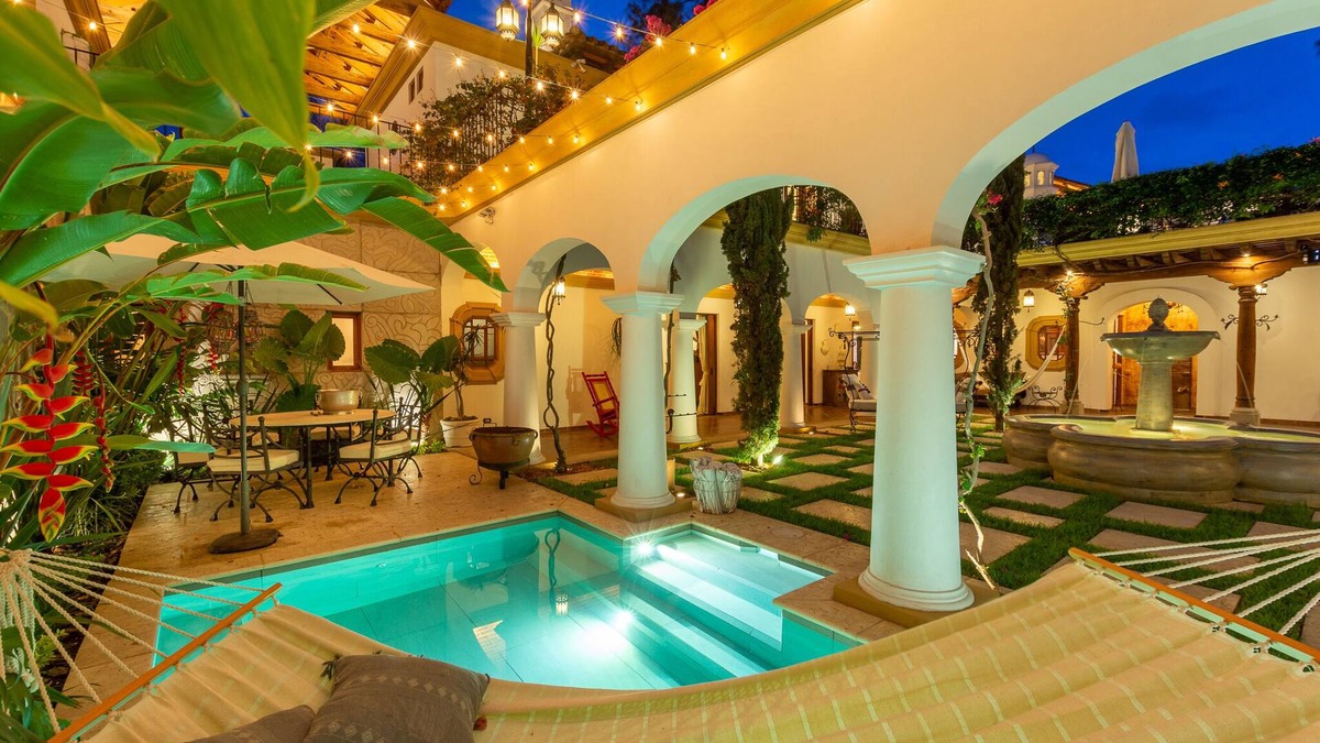 Antigua Guatemala House | Spectacular views, heated pool, sauna, home gym, Netflix, BBQ Grill, 6 bedrooms