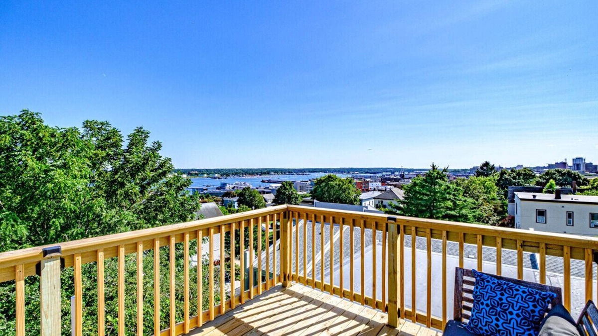East End Apartment | Spectacular Views & Comforts of Home in Portland s Most Desirable Neighborhood