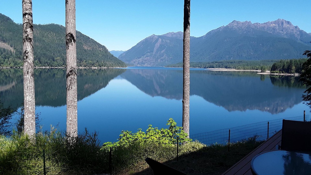 Hoodsport House | Spectacular Views from every roomnRight on the Lake with Dock & Kayaksn