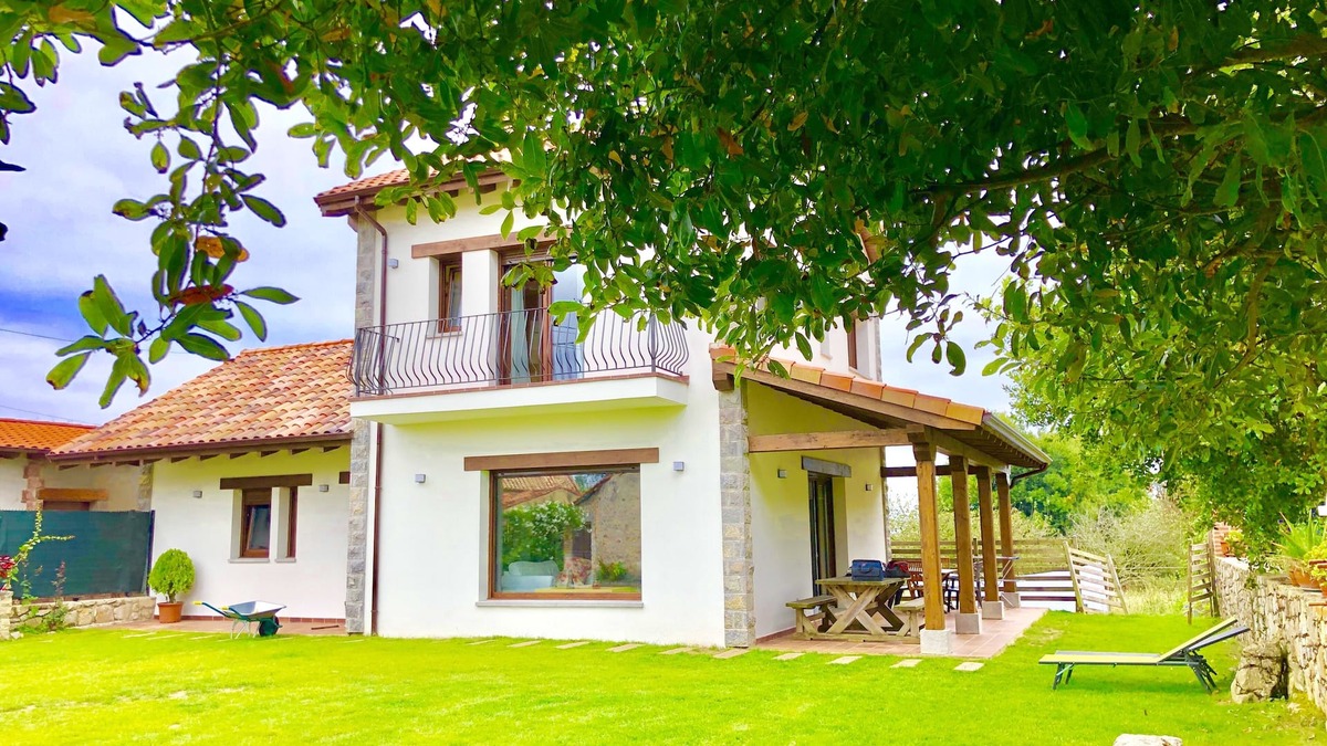 Villahormes House | Spectacular views of the sea and the mountains: 10 minutes walk from Gulpiyuri beach