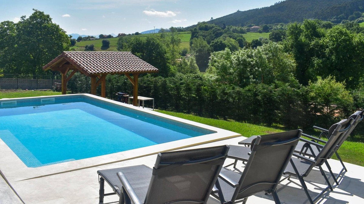 Puente Viesgo Villa | Spectacular villa with swimming pool and games room.